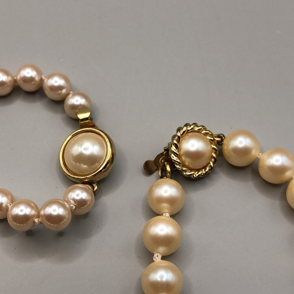 Curated bundle vintage faux pearl jewelry set necklace and bracelet - Picture 4 of 6